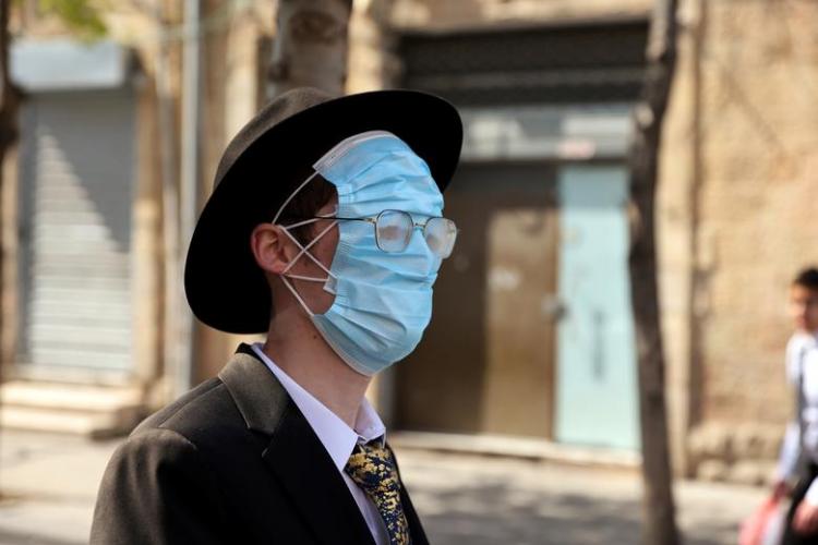 یهودی ارتدوکسی که در جشن “پوریم” ۳ ماسک دارد
