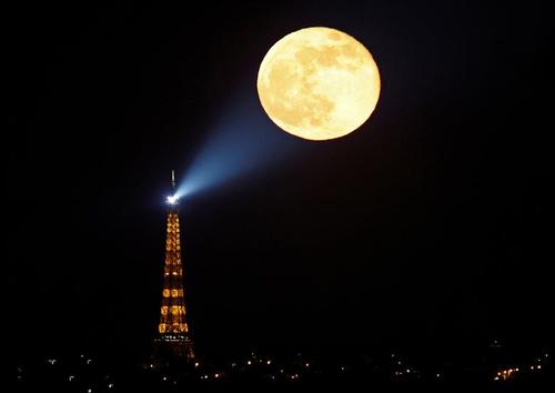 قرص کامل ماه در شهرهای پاریس