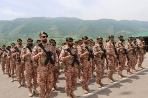 فرمانده نیروی زمینی: دست‌هایمان روی ماشه است