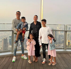 ۲. عکس خانوادگی رونالدو و جورجینا با فرزندان