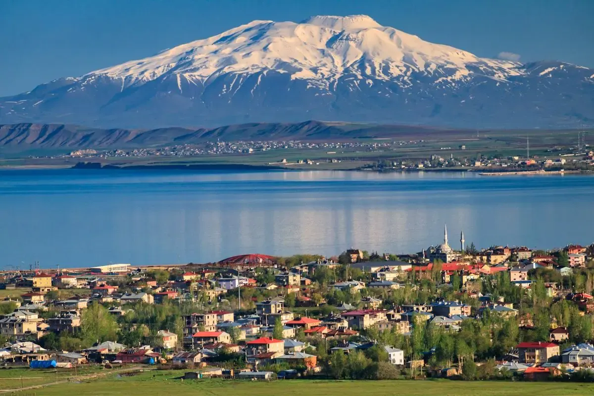 علت بلوند شدن ناگهانی مو در دریاچه وان