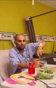علیرضا احمدی در ماههای پایانی عمر خود به دلیل شدت گرفتن بیماری ریوی در بیمارستان بستری بود. پزشکان تلاش زیادی برای بهبود وضعیت او داشتند اما عفونت ریوی شدید باعث شد شرایط جسمی وی وخیمتر شود.
روایتهای اینستاگرامی از بیماری
این مجری محبوب در پستهای اینستاگرامیاش با صداقت از مشکلات تنفسی و روند درمان خود سخن میگفت. او پیشتر خبر داده بود که بیش از ۹۰ درصد از توان ریههایش را از دست داده و همین موضوع نگرانیهای زیادی در میان هوادارانش ایجاد کرده بود.
تغییر چهره علیرضا احمدی پس از بیماری
پس از انتشار خبر درگذشت، تصاویر جدیدی از علیرضا احمدی در فضای مجازی دستبهدست میشود که تغییر چهره او بعد از ابتلا به بیماری ریوی را نشان میدهد. این تصاویر بازتاب گستردهای در میان کاربران شبکههای اجتماعی داشته و بسیاری از آنها با انتشار یادداشتهایی از علاقه و احترام خود به او یاد کردهاند.
میراث یک جهانگرد و مجری دوستداشتنی
علیرضا احمدی با اجرای برنامههای گردشگری و سفرنامههای تلویزیونی، مخاطبان زیادی را با فرهنگها و مناظر مختلف ایران و جهان آشنا کرد. او علاوه بر یک مجری، به عنوان یک سفرنامهنویس و جهانگرد نیز شناخته میشد و نقش پررنگی در معرفی جاذبههای طبیعی و تاریخی داشت.