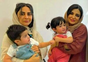 عکس لیندا کیانی و دوقلوهایش در کنار خواهرش