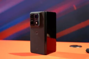 motorola-razr-fold-hands-on-۳-1024x682